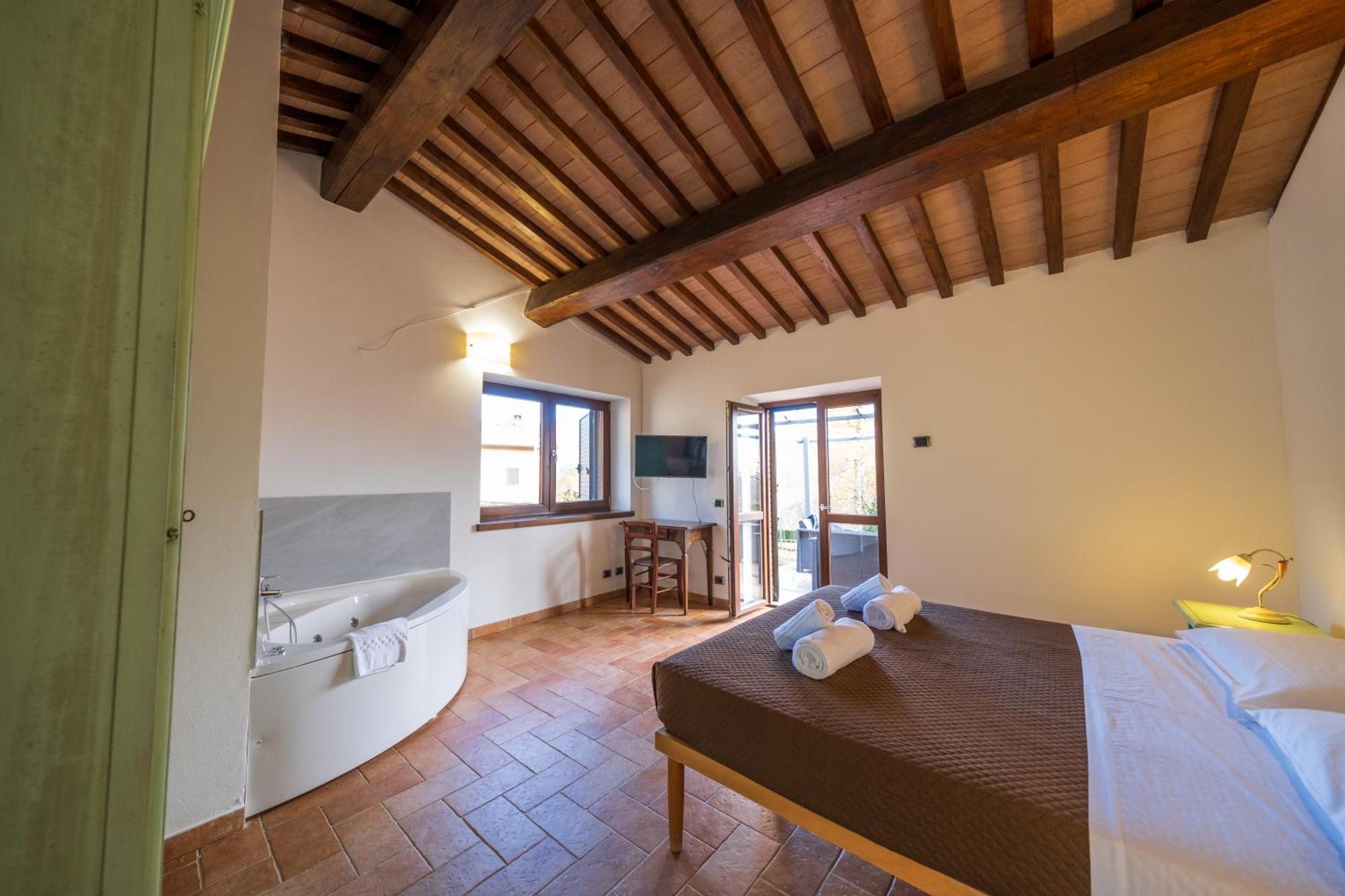Agriturismo Borgo Biaia Camporgiano ภายนอก รูปภาพ
